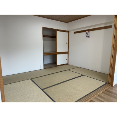 落ち着いた和の雰囲気が魅力の和室。畳の温もりを感じながら、くつろぎの空間や客間として活用できます。