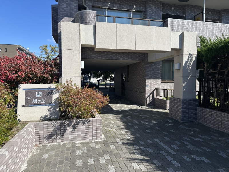 広々としたアプローチと開放的な設計が魅力。整えられた植栽が四季の彩りを添え、住まう人を心地よく迎えます。