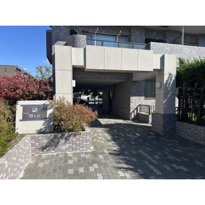 広々としたアプローチと開放的な設計が魅力。整えられた植栽が四季の彩りを添え、住まう人を心地よく迎えます。