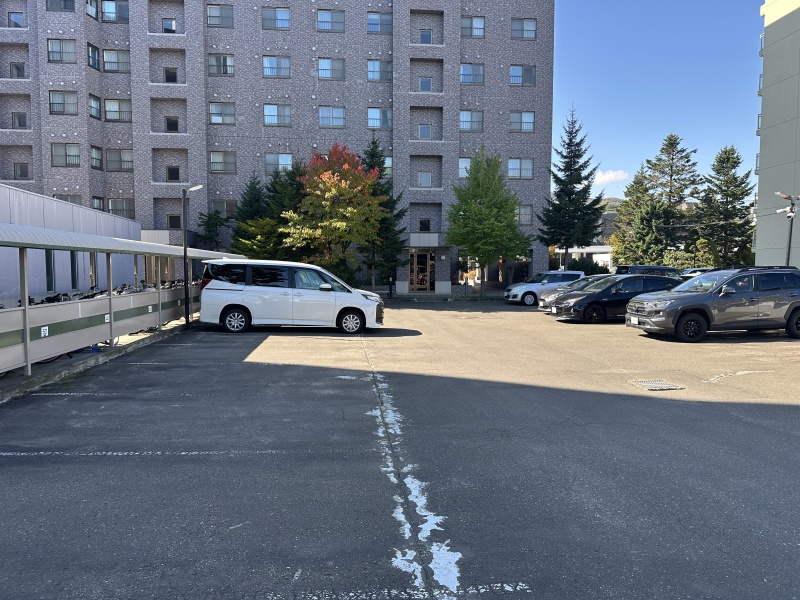 広々とした駐車スペースを確保。複数台の車が停められるゆとりある設計で、日々の車の利用も快適です。