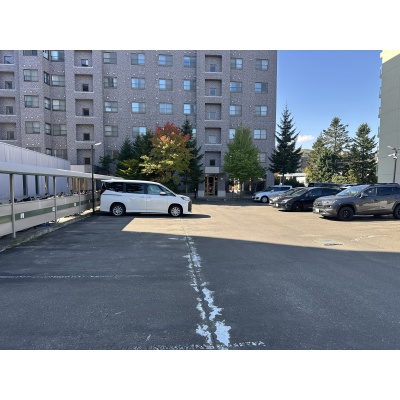 広々とした駐車スペースを確保。複数台の車が停められるゆとりある設計で、日々の車の利用も快適です。