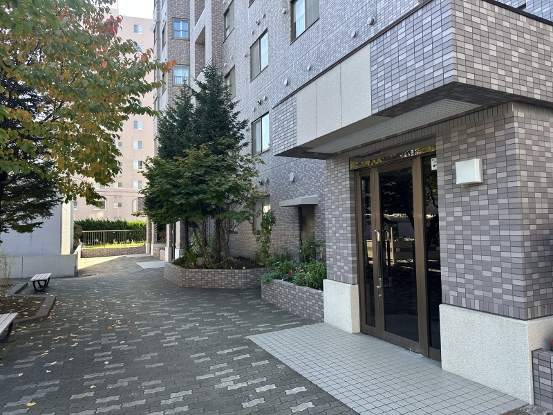 落ち着いた色合いのタイル張りが上品な印象を演出。緑豊かなアプローチが、住まう人を心地よく迎えます。