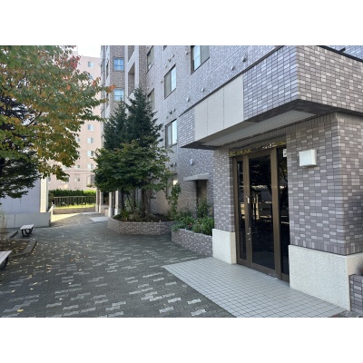 落ち着いた色合いのタイル張りが上品な印象を演出。緑豊かなアプローチが、住まう人を心地よく迎えます。