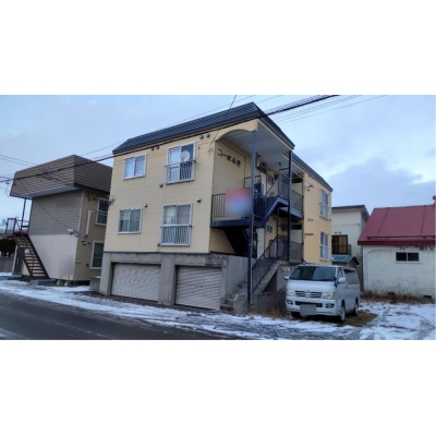 外観。木造2階建、1階に車庫2台