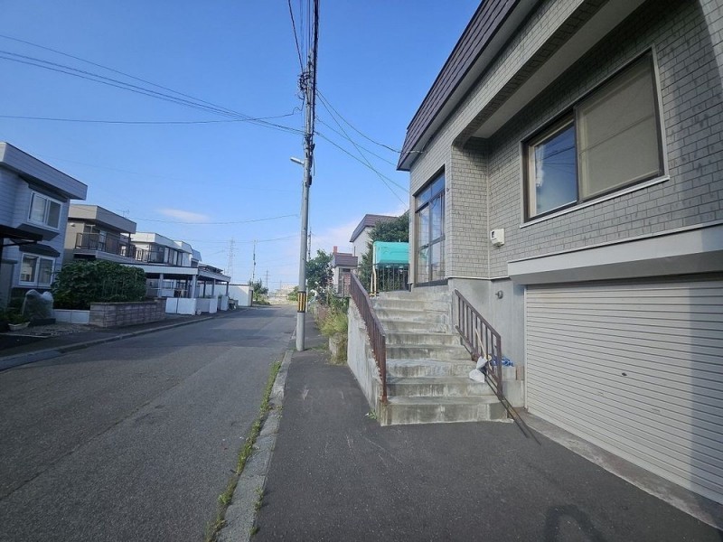 前面道路から見た外観