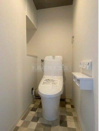 トイレ交換済み。便利な棚付き。