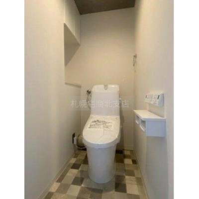 トイレ交換済み。便利な棚付き。