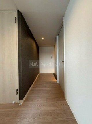 玄関前の廊下です。アクセントクロスがおしゃれです。