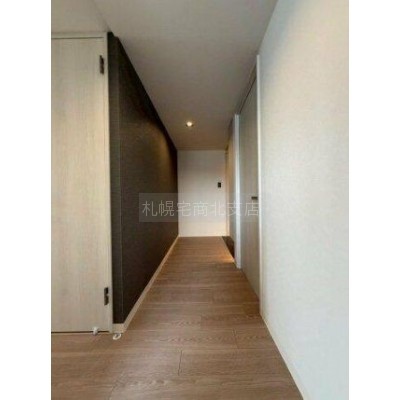 玄関前の廊下です。アクセントクロスがおしゃれです。