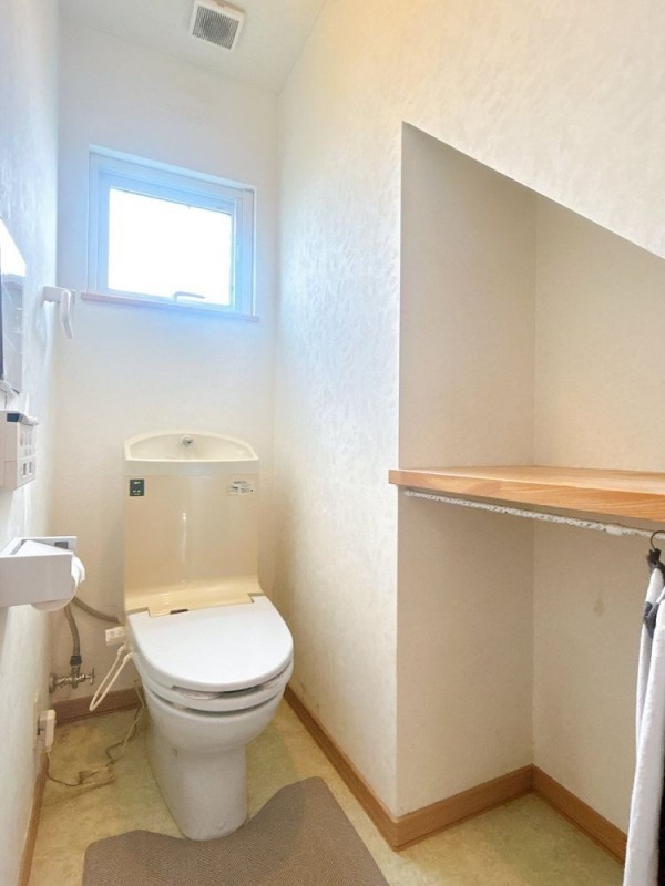 【現況＿トイレ】トイレの写真です。棚があると日用品のストッ…