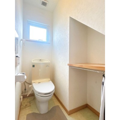 【現況＿トイレ】トイレの写真です。棚があると日用品のストッ…