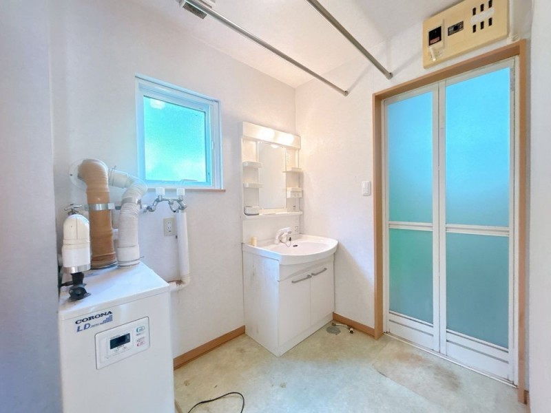【現況＿洗面室】洗面室の写真です。湿気のこもりやすい洗面室…