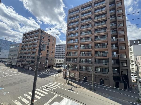 全面道路が広く、解放感にある眺望です。