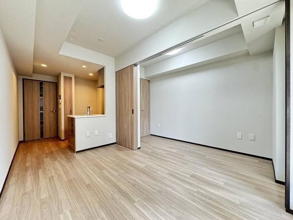 リビングには床暖房を採用。足元を温め、遠赤外線が壁や天井に反
