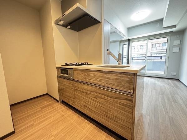 部屋全体を見渡せる対面カウンターキッチン。傷が目立たず、水垢