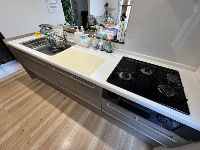 ガスコンロつきのシステムキッチン