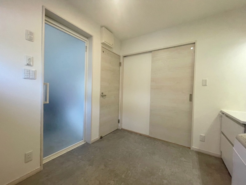 恵庭市文京町4丁目 角地2LDK平家住宅 4.5帖のユーティリティ。洗濯物干し場としての利用や身支度もスムーズに。