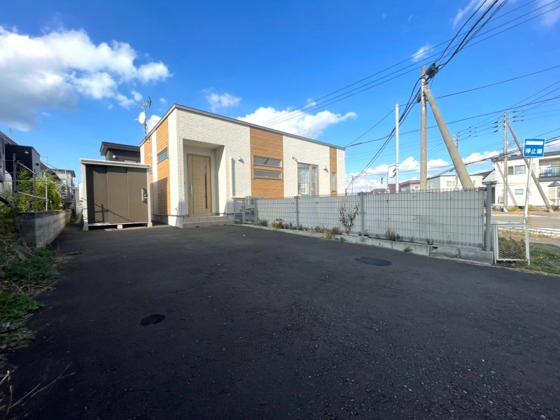 恵庭市文京町4丁目 角地2LDK平家住宅 駐車場アスファルト舗装済み2～4台可能（縦列）