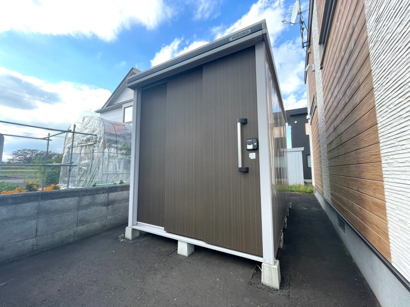 恵庭市文京町4丁目 角地2LDK平家住宅 外物置あり。カー用品や季節用品の収納に。