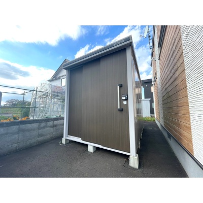 恵庭市文京町4丁目 角地2LDK平家住宅 外物置あり。カー用品や季節用品の収納に。