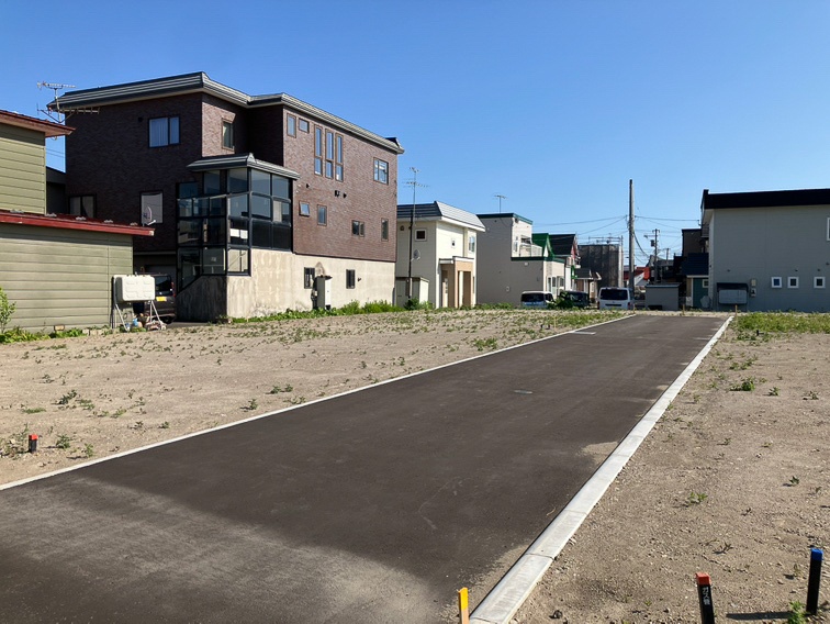 【現地写真】
車の通行が限られた前面道路のため、静かで落ち着いた住環境で暮らせます。
（2026年10月撮影）