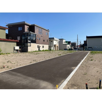 【現地写真】
車の通行が限られた前面道路のため、静かで落ち着いた住環境で暮らせます。
（2026年10月撮影）