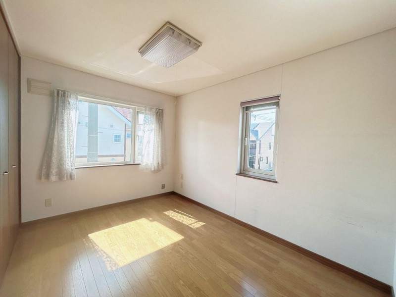 【リフォーム前写真】2階西側にある6帖の洋室です。コンパクト…