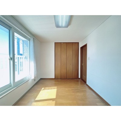 【リフォーム前写真】2階南側にある6帖の洋室です。日中は自然…