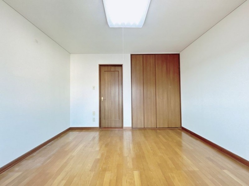 【リフォーム前写真】2階東側にある8帖の洋室です。こちらは大…