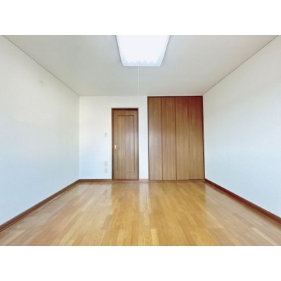 【リフォーム前写真】2階東側にある8帖の洋室です。こちらは大…