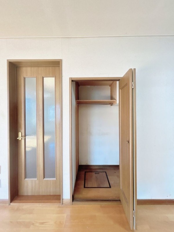 【リフォーム前写真】リビングの収納です。奥行があるので便利…
