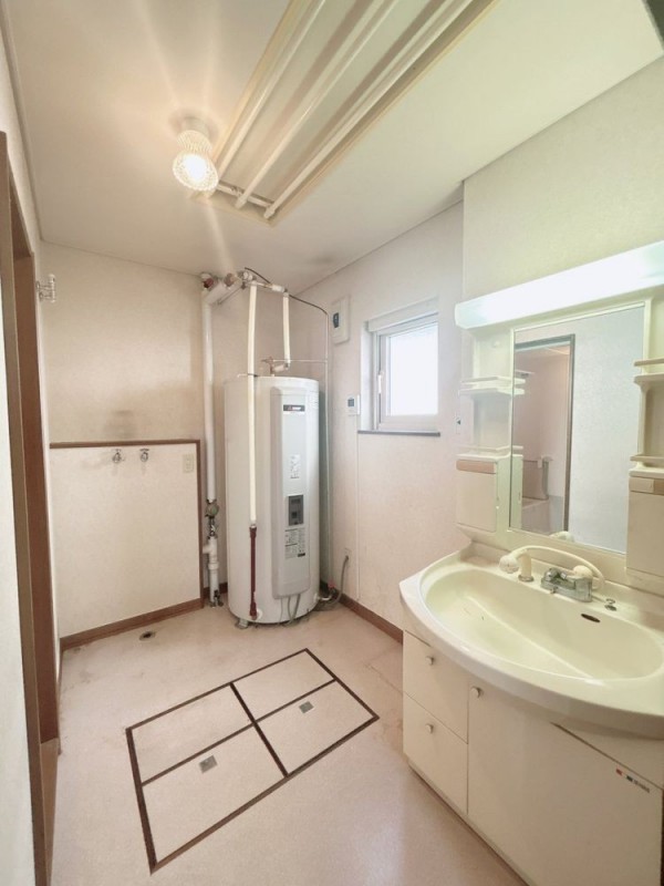 【リフォーム前写真】洗面室です。トイレと別空間のため、来客…
