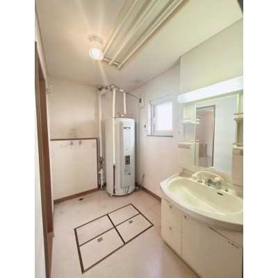 【リフォーム前写真】洗面室です。トイレと別空間のため、来客…