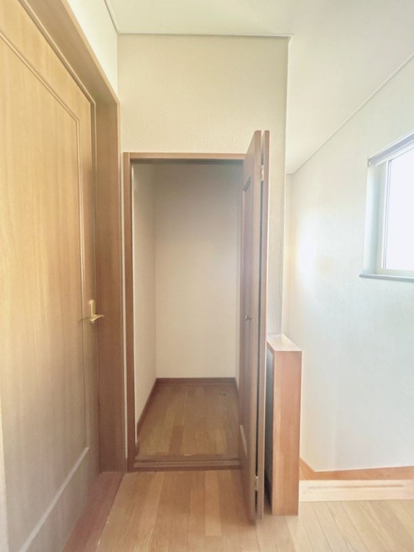 【リフォーム前写真】2階ホールにある収納です。奥行もあるの…