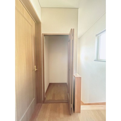 【リフォーム前写真】2階ホールにある収納です。奥行もあるの…