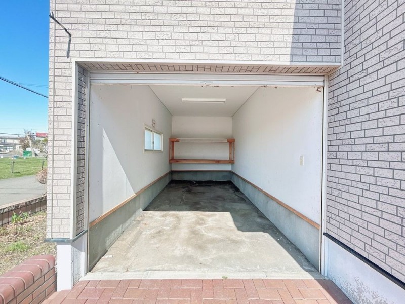 【組込車庫】幅2.5ｍ、高さ1.95ｍ、奥行4.5ｍの組込車庫です。…