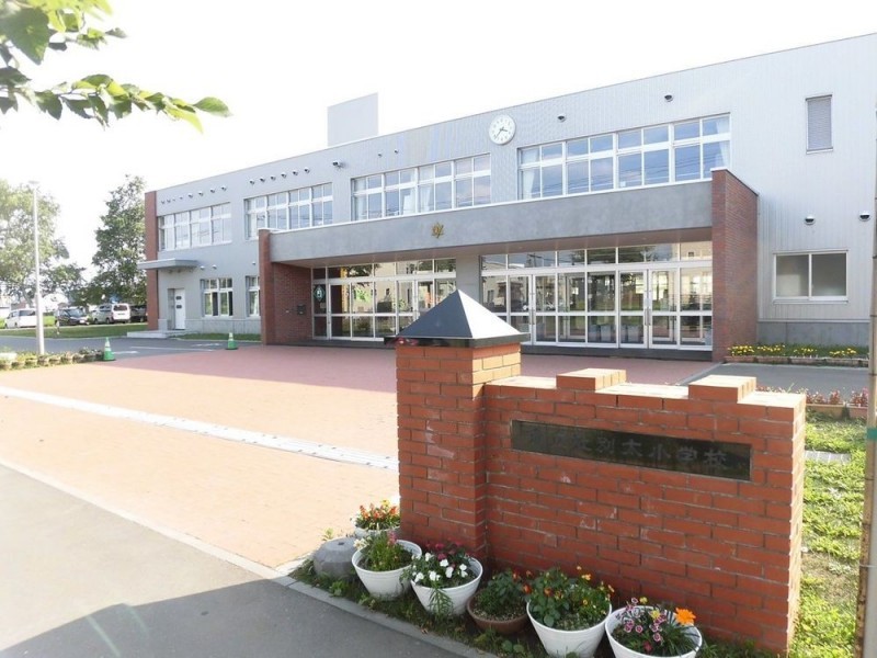 江別太小学校まで500ｍ（徒歩7分）。小学校が近いとお子様がい…