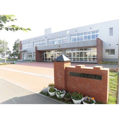 江別太小学校まで500ｍ（徒歩7分）。小学校が近いとお子様がい…