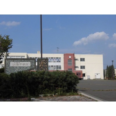 江別市江陽中学校ま700ｍ（徒歩9分）。中学校も徒歩圏内にある…