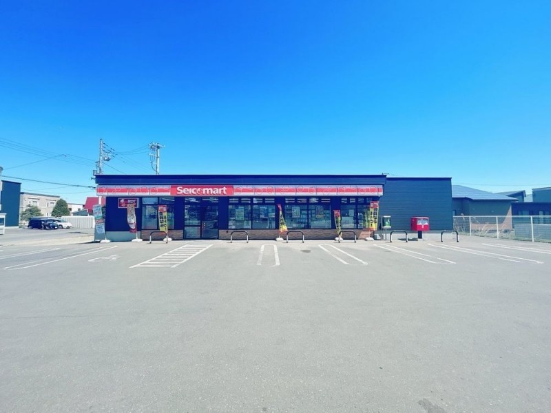 セイコーマート江別朝日町店様まで400ｍ（徒歩5分）。近くにコ…