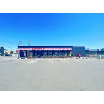 セイコーマート江別朝日町店様まで400ｍ（徒歩5分）。近くにコ…