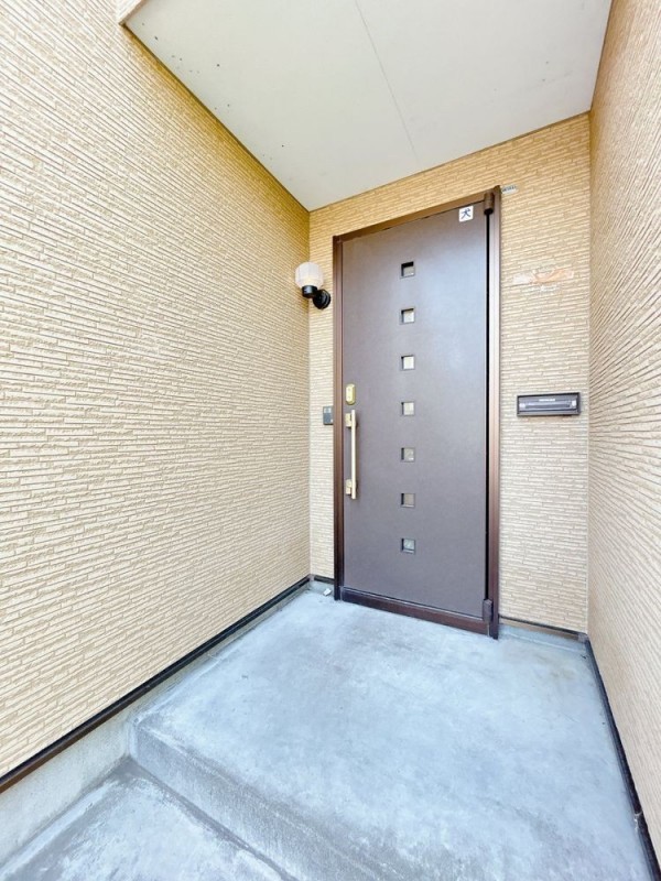 玄関外観です。玄関ポーチは屋根つきなので、雨の日に荷物がた…