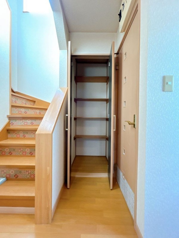 階段横収納です。奥行もあるので衣類だけでなく掃除道具などを…