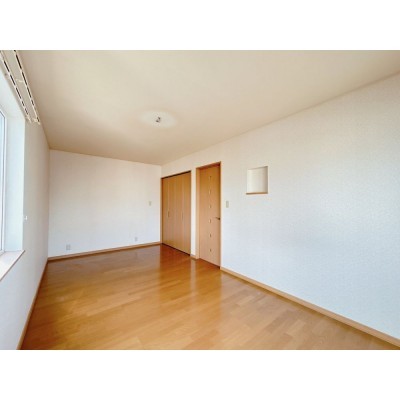 2階南側約9帖洋室です。十分な広さがあるので、子供部屋や趣味…