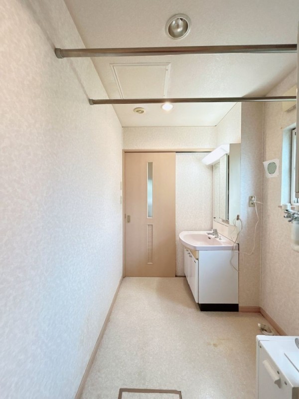 洗面室です。十分な広さがあり、着替えもゆったり行えます。
