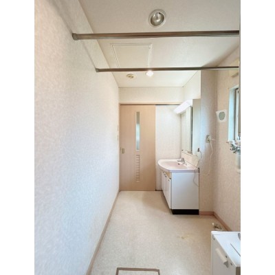 洗面室です。十分な広さがあり、着替えもゆったり行えます。