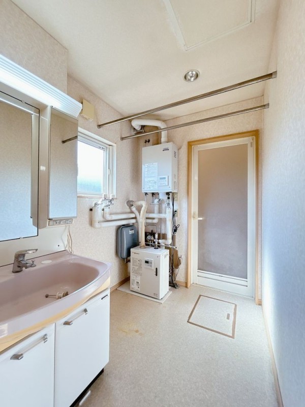 洗面室別角度写真です。トイレと別空間のため、来客時にも使い…