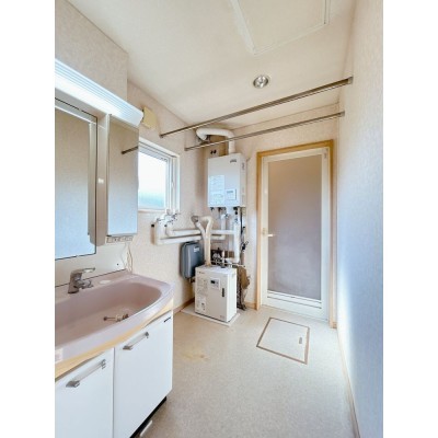洗面室別角度写真です。トイレと別空間のため、来客時にも使い…