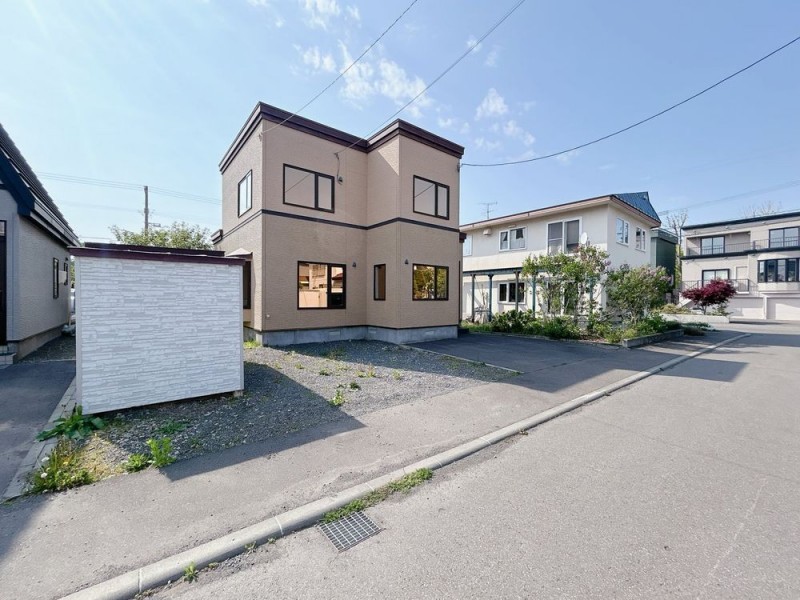 外観別角度写真です。日当たりが良く、明るい印象の外観です。