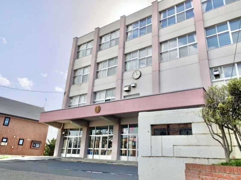篠路中学校まで徒歩16分。中学校も徒歩圏内にあるのでお子様が…